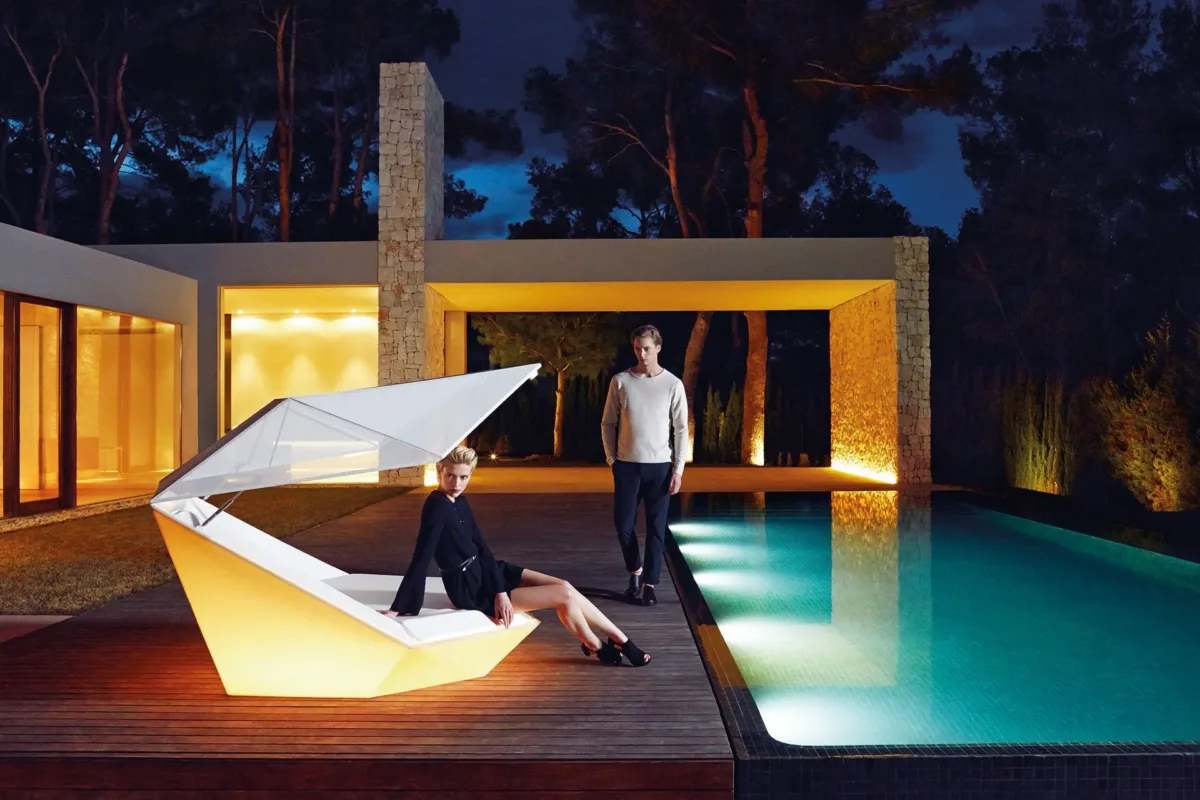 Vondom-Faz-Daybed-with-Parasol-in-the-evening Geometric faz planter with led lighting