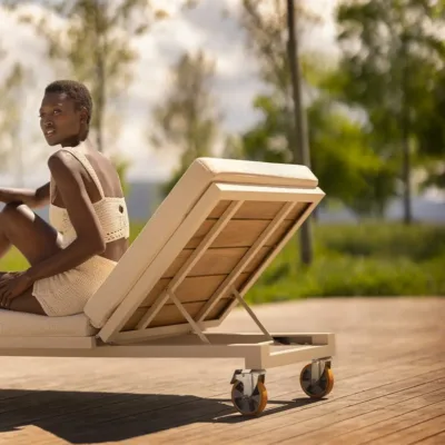 Vondom-Vineyard-Collection-Details-02 Modern outdoor sun lounger with teak slats and aluminum frame featuring integrated wheels for poolside relaxation